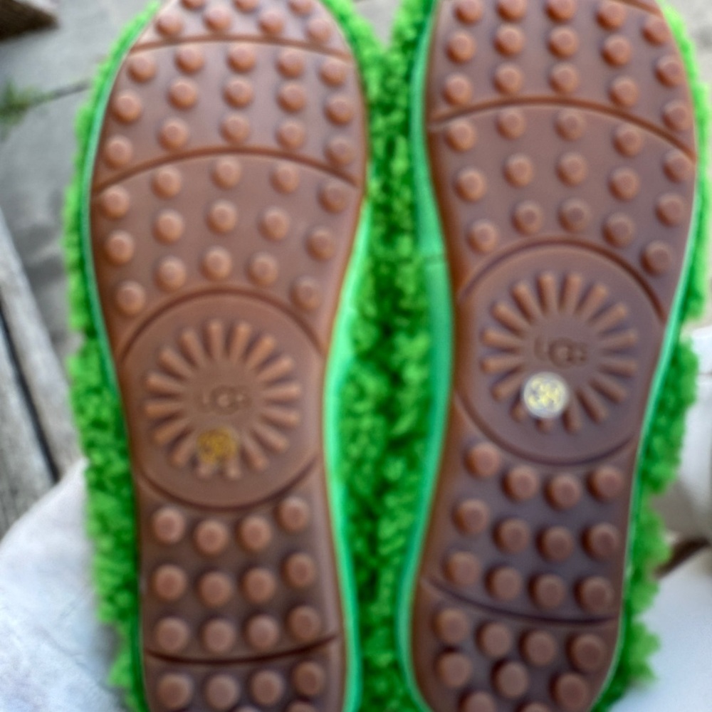 UGG Women size 38 Green Fuzzy Slippers. Rare. Imported. Unworn - Picture 13 of 13